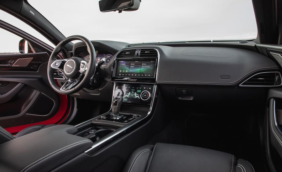Торпедо Jaguar XE P300 R-Dynamic 2019 года  (NA) (фото 25 из 40)